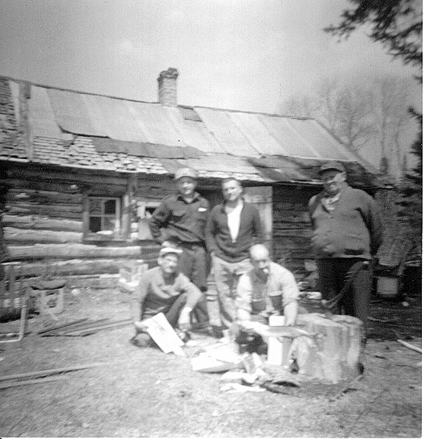 Antoine Lavoie et fils Victor, Paul, Edgar, Lucien, 
Rivière Noire, Québec 
